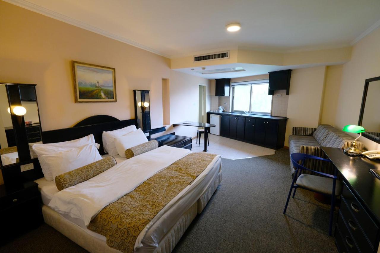 Royal Court Hotel Рамала Екстериор снимка