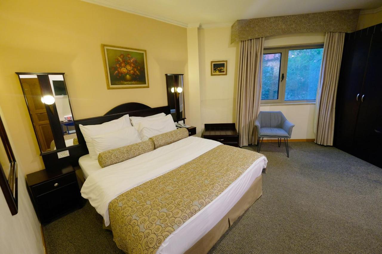 Royal Court Hotel Рамала Екстериор снимка