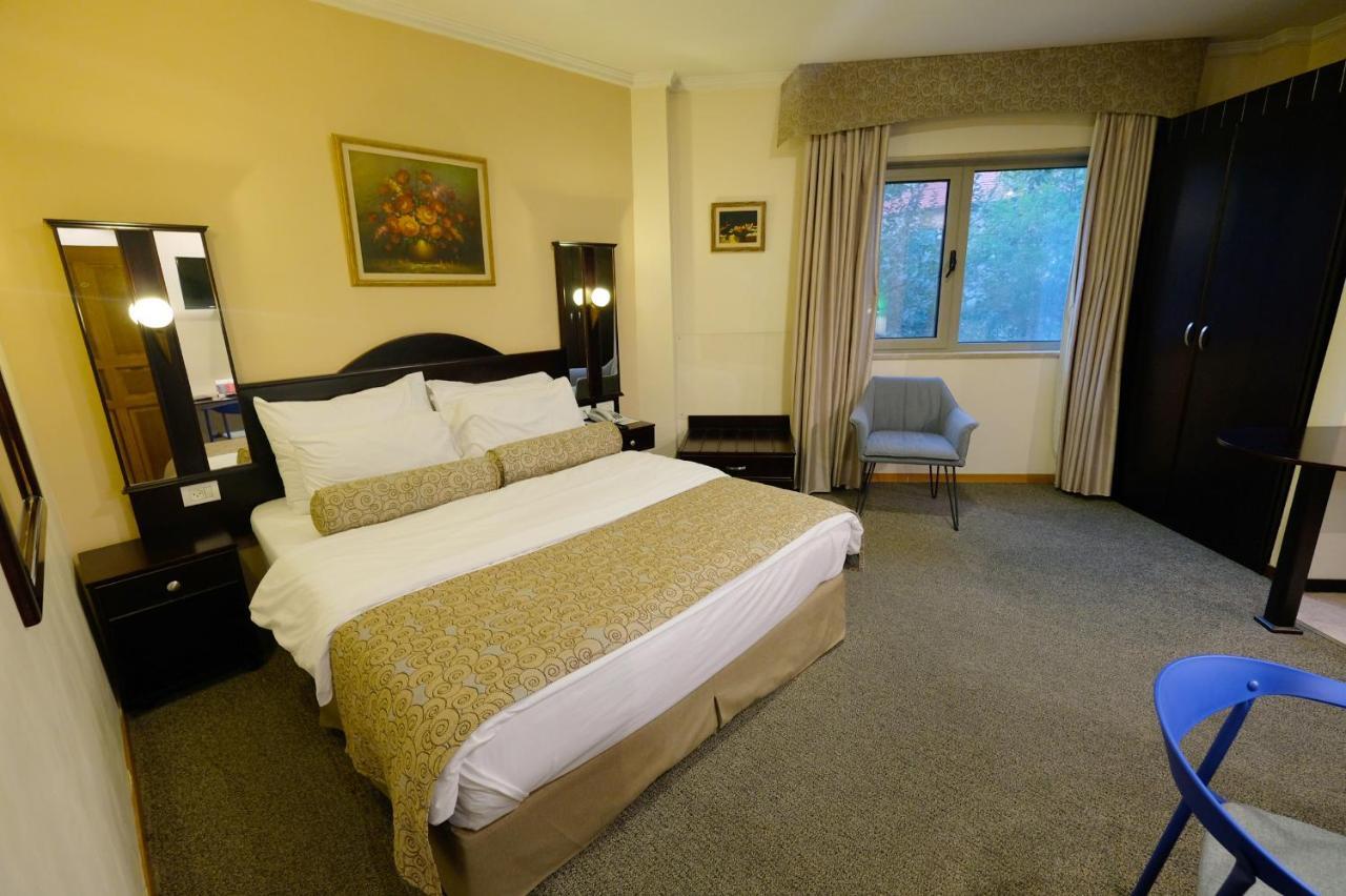 Royal Court Hotel Рамала Екстериор снимка